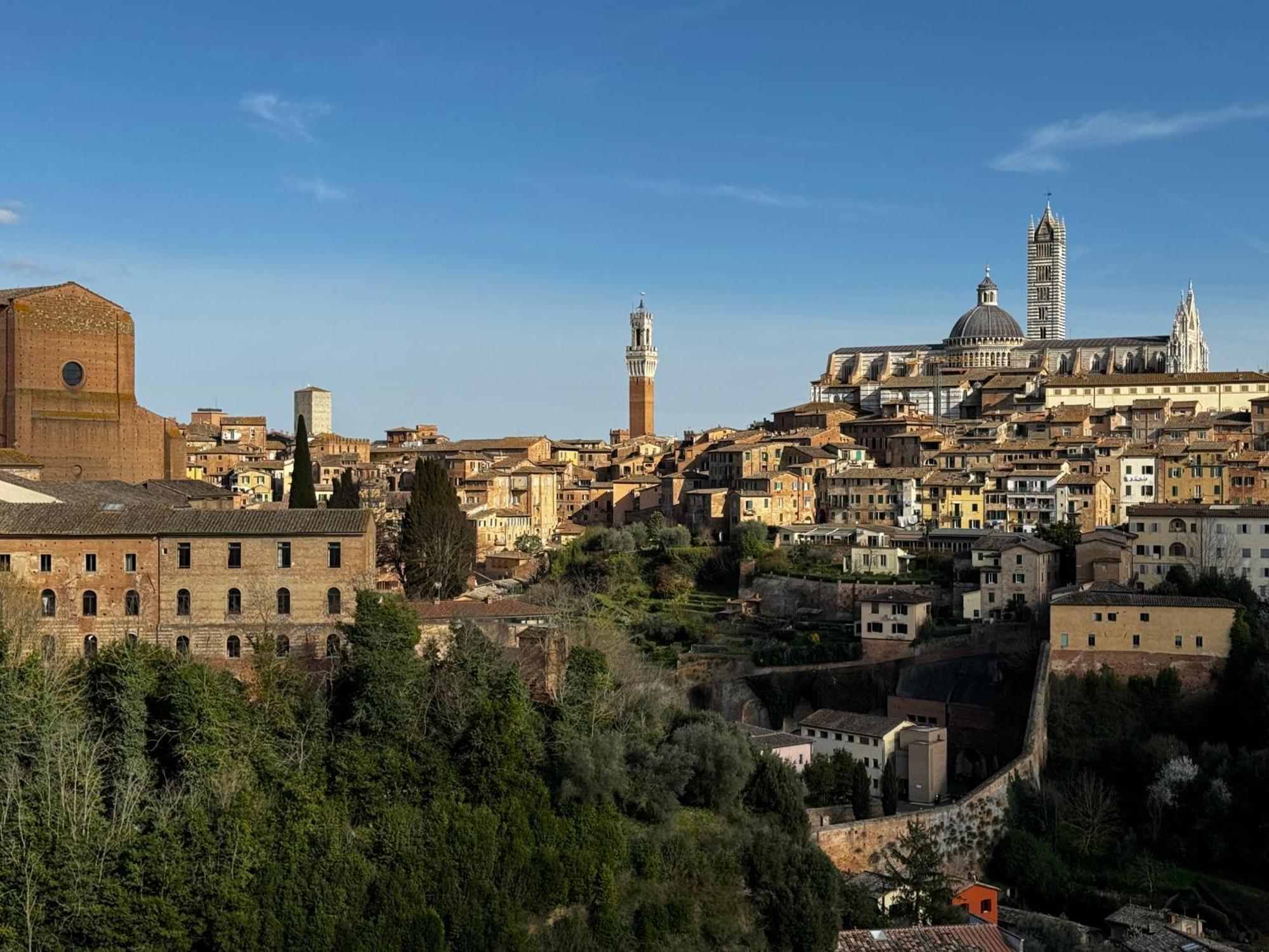 Skyline Siena Apartment Bagian luar foto