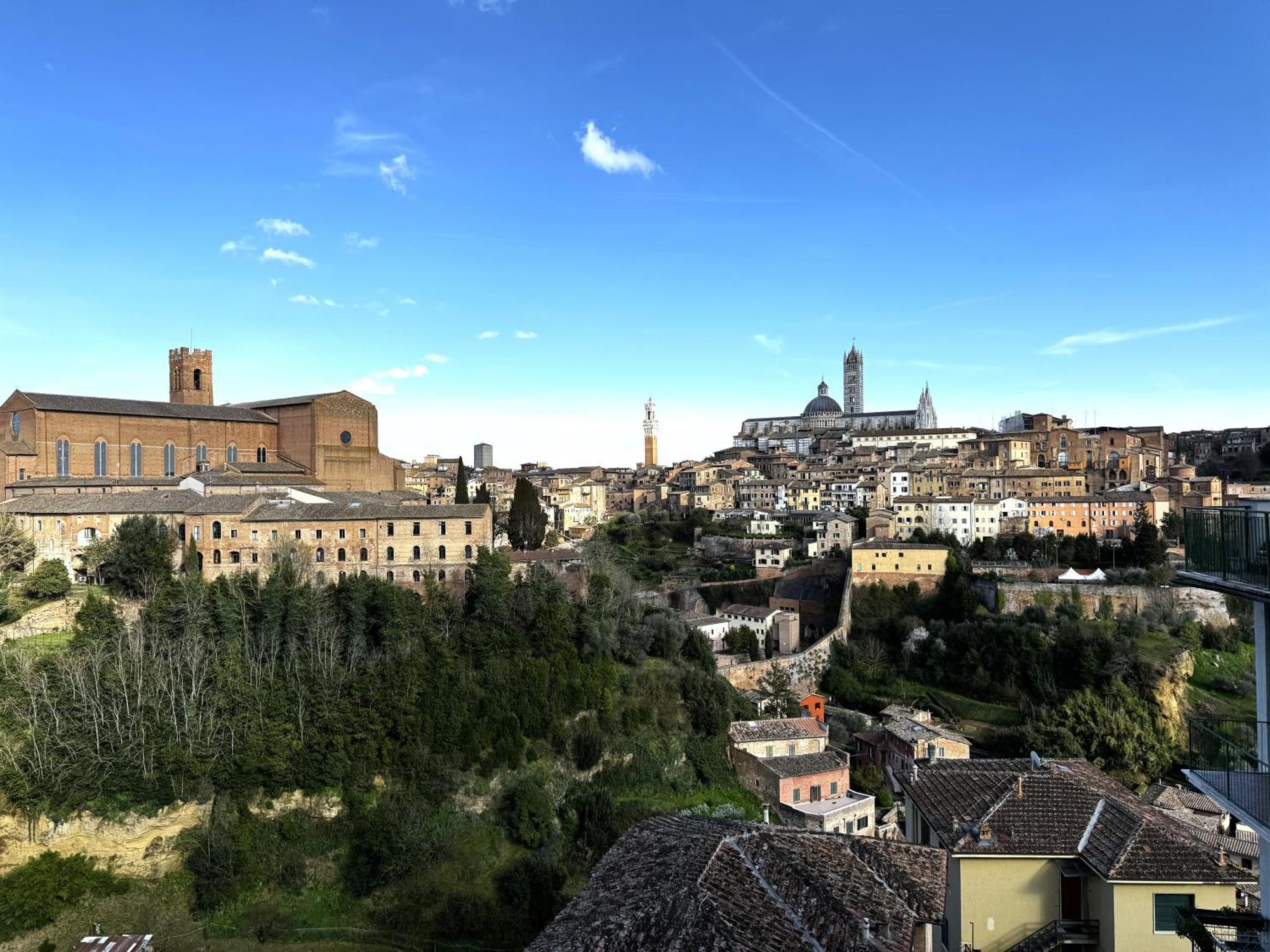 Skyline Siena Apartment Bagian luar foto