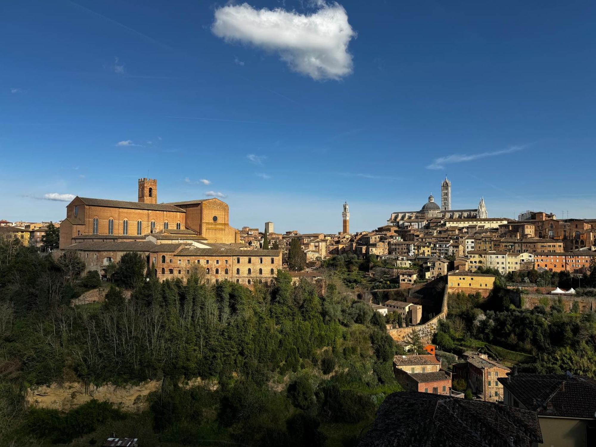 Skyline Siena Apartment Bagian luar foto