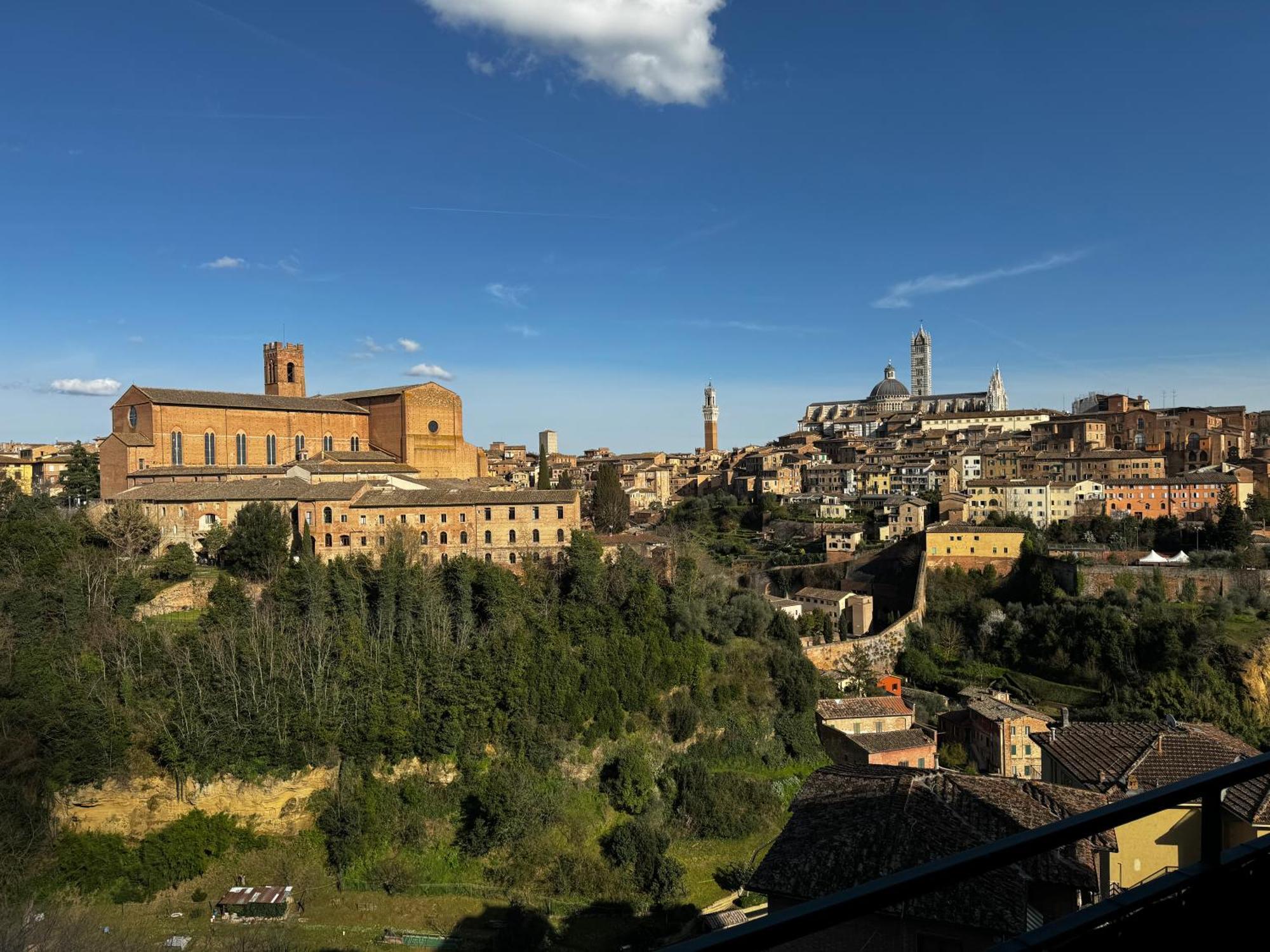 Skyline Siena Apartment Bagian luar foto